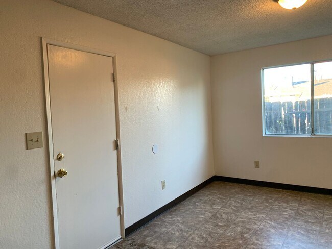 Building Photo - 4 bedroom home in convenient location on Alta Mesa Dr.