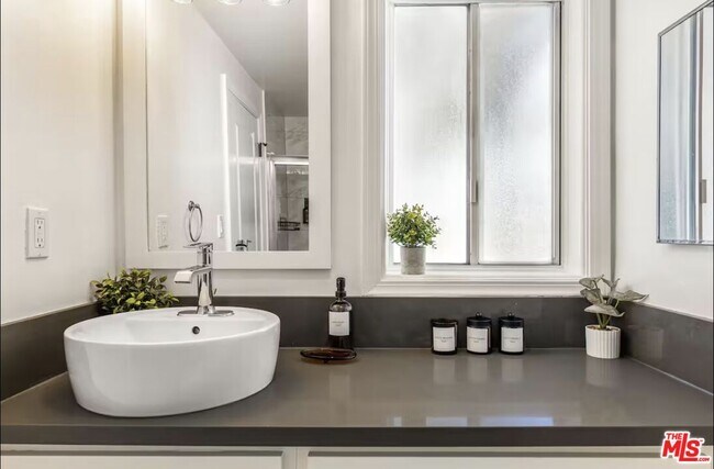 Building Photo - 5700 Vanalden Ave