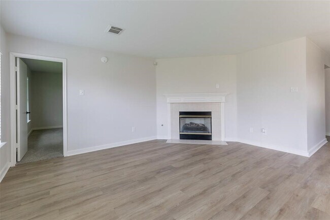 Building Photo - 16711 Hollow Ridge Dr