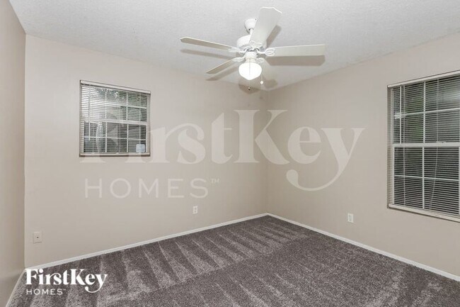 Building Photo - 830 Burland St