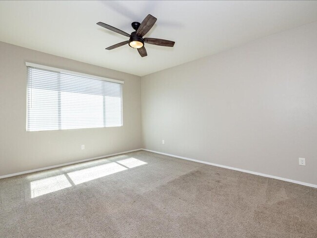 Building Photo - 4 Bedroom 2 Bathroom