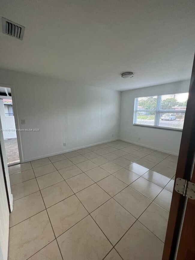 Building Photo - 206 SE 10th St