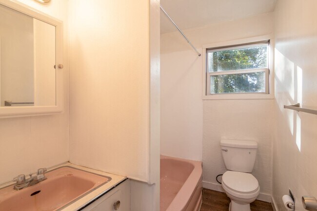 Building Photo - Quaint Farmhouse near Silverlake!