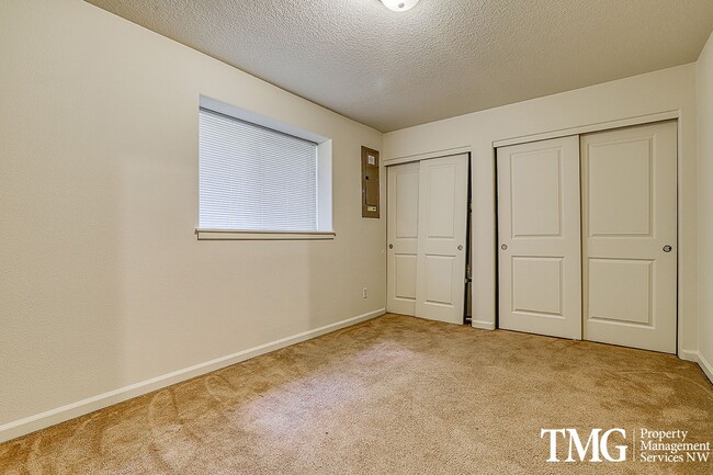 Building Photo - Centrally Located, Pet Friendly, 3 Bed 2.5...