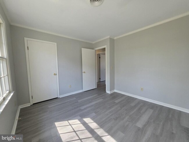 Building Photo - 830 Larch Way