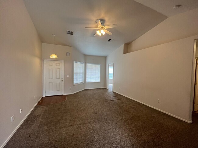 Building Photo - 13852 Paraiso Ave