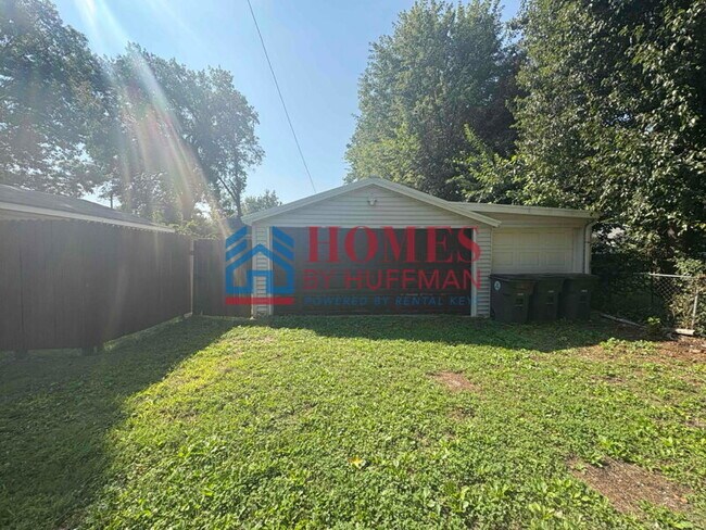 Building Photo - Two Bedroom House | Detached Garage