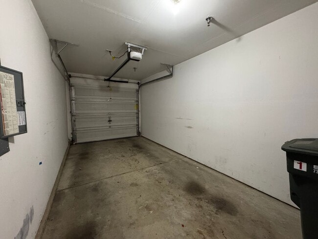 Building Photo - 2 Bed, 3 Bath in Cordata Neighborhood