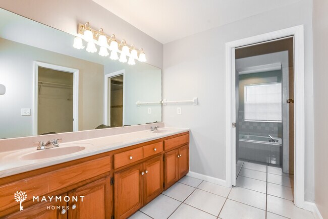 Building Photo - 5536 Kingswood Dr