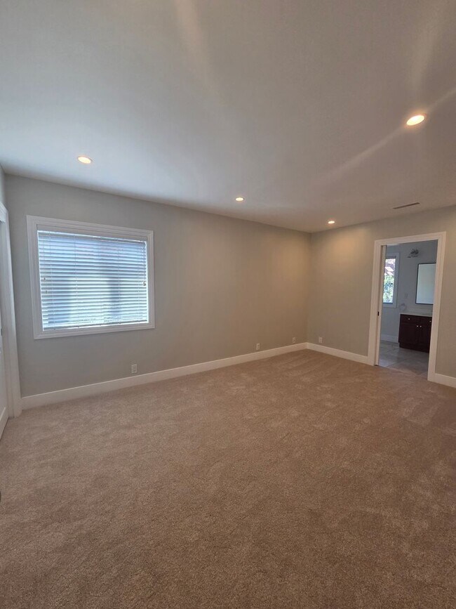 Building Photo - West Side Petaluma Gem- Beautiful 3 bedroom 2 bathroom