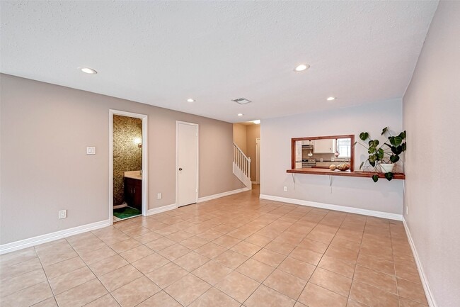 Building Photo - 2232 S Piney Point Rd