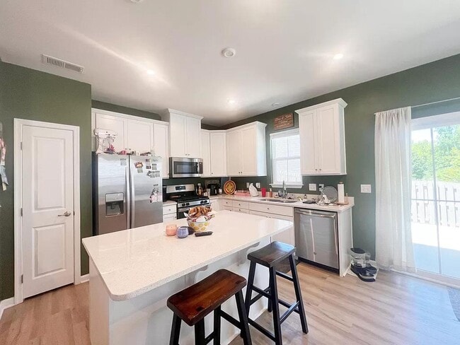 Building Photo - 100 Lilywood Ct