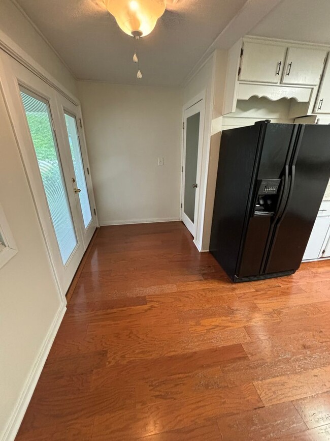 Building Photo - Charming 3 Bedroom Home with Rustic Farmho...