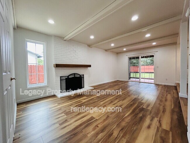 Building Photo - 493 Dahlia St