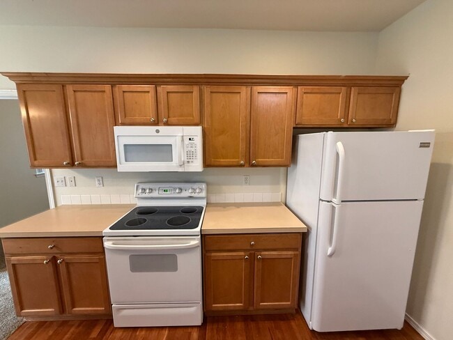 Building Photo - 4 Bed 3 Bath Gated Townhome Near Maplewood Golf