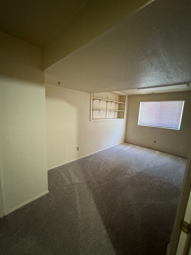 Building Photo - Charming 5 Bed 3 Bath House