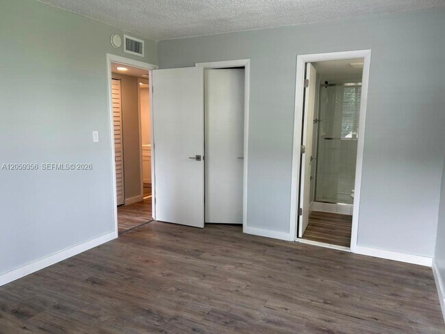 Building Photo - 9320 Fontainebleau Blvd