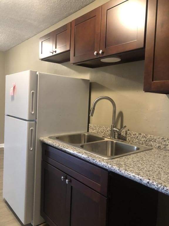 Building Photo - 2025 Sherwood Meadow Dr