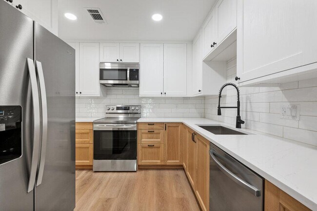 Building Photo - 7201 Chimney Corners