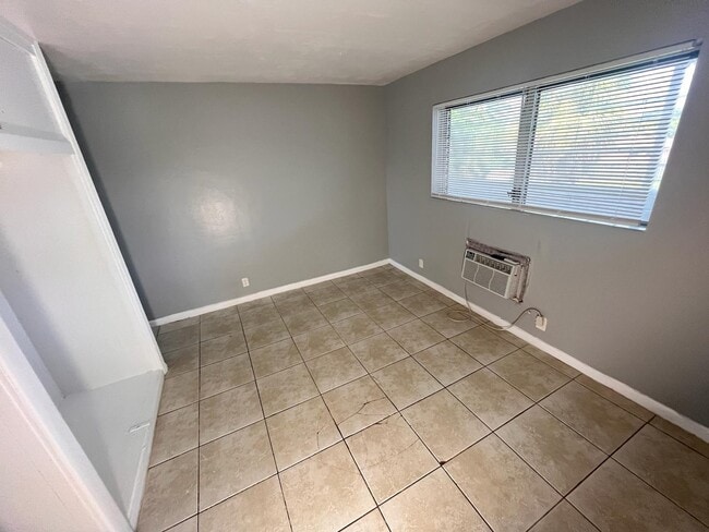 Building Photo - 1241 W River Dr