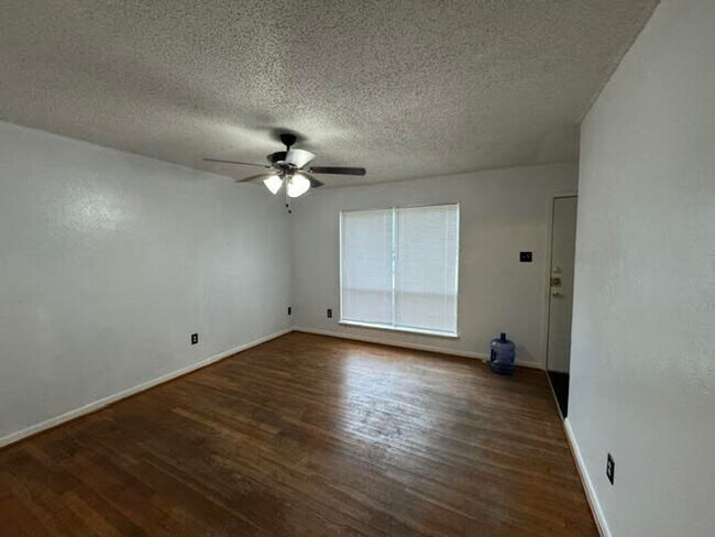 Building Photo - 2812 Live Oak Dr