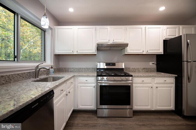 Building Photo - 10619 Weymouth St #202, Bethesda, MD 20814