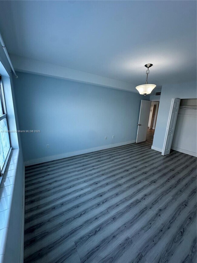 Building Photo - 400 Kings Point Dr