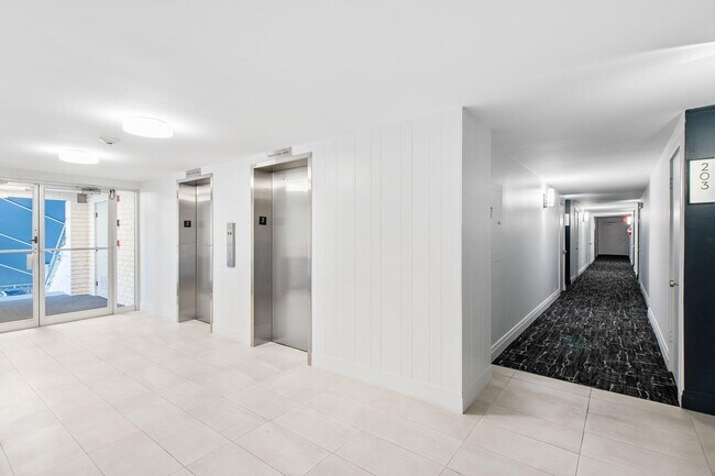 Building Photo - 1881 Middle River Dr