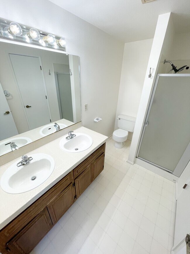 Building Photo - 3 Bedroom, 2 bath Spacious home in Moyina ...