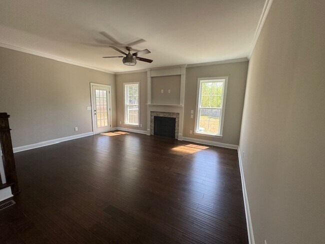 Building Photo - Like New and Move-in Ready!!