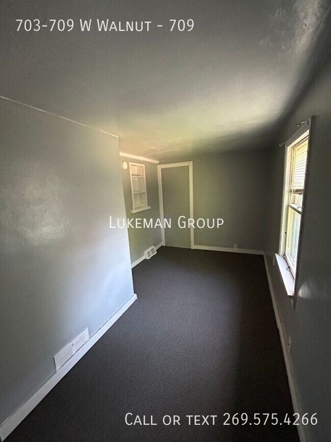 Building Photo - 703-709 W Walnut-709