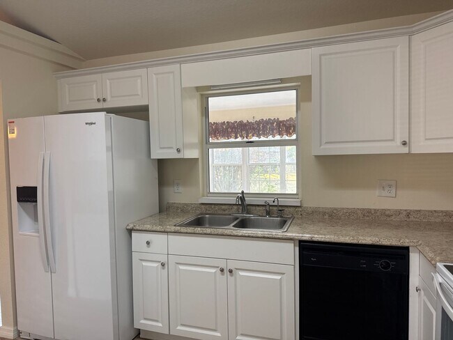 Building Photo - Beautiful Pool Home In Great Location!