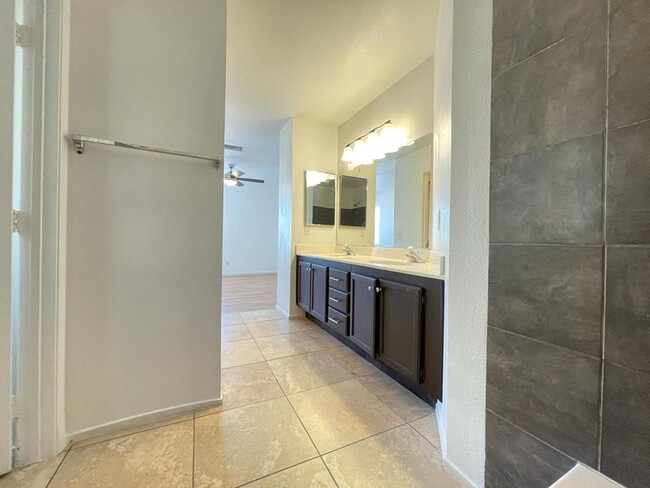Building Photo - Beautiful 3 bed 2.5 bathroom home