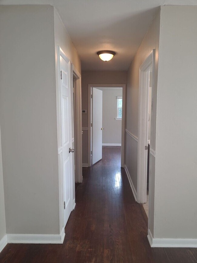 Building Photo - 4 Bedroom 2 Bath Move In Ready!