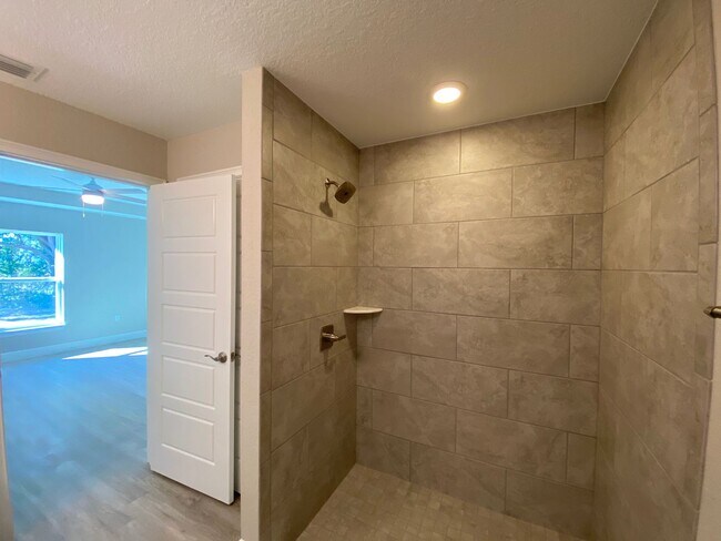 Building Photo - 3/2/2 Silver Spring Shores **Won't Last***