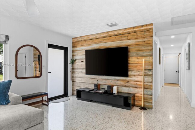 Building Photo - 930 N 11th Ct