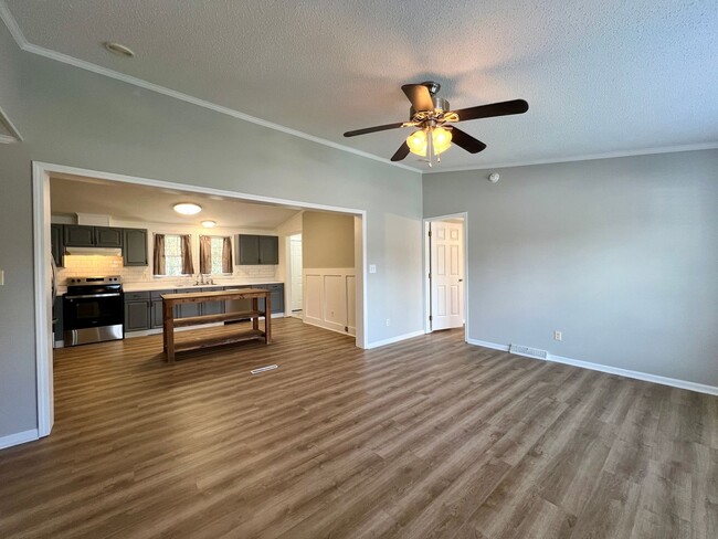 Building Photo - 3-Bed, 2-Bath home in N. Asheville!