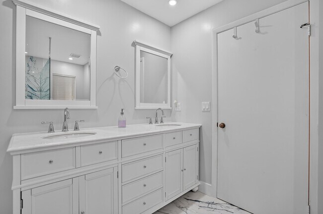 Building Photo - 65 Pelican Pointe Dr