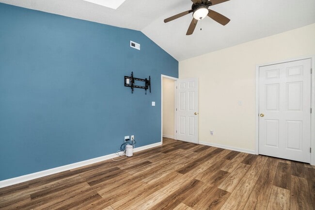 Building Photo - Yorktown Living