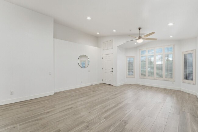 Building Photo - Modern & Spacious 3 Bed 2 Bath Home in Nor...