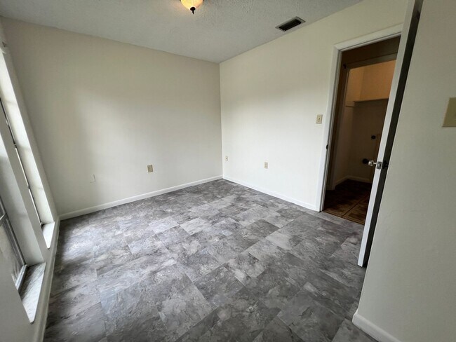 Building Photo - 4608-4610 Sandy Lane