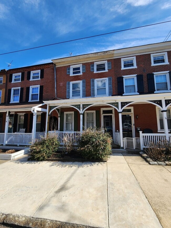 Building Photo - West Chester Historic Townhome - 4 bedrooms, 1 bath