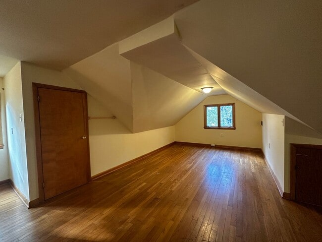 Building Photo - Spacious 3 bedroom/ 2.5 bath home near Exi...