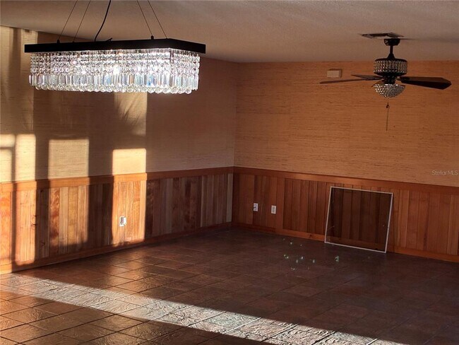 Building Photo - 41515 Silver Dr