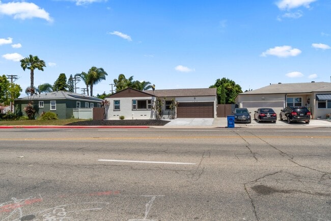 Building Photo - Nicely Remodeled 3 Bed 2 Bath in West Chul...