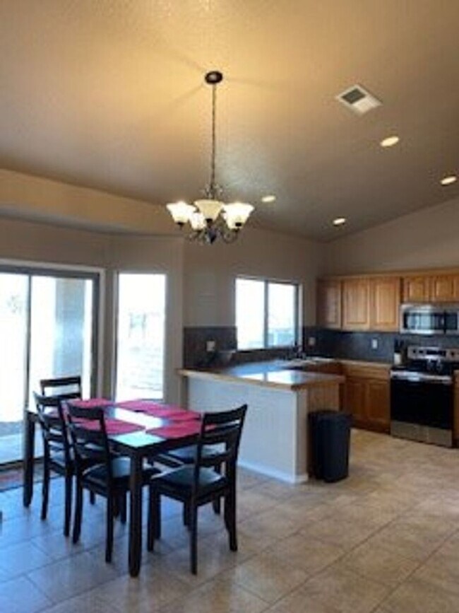 Building Photo - Fully Furnished: Beautiful 3 bedroom, 2 ba...