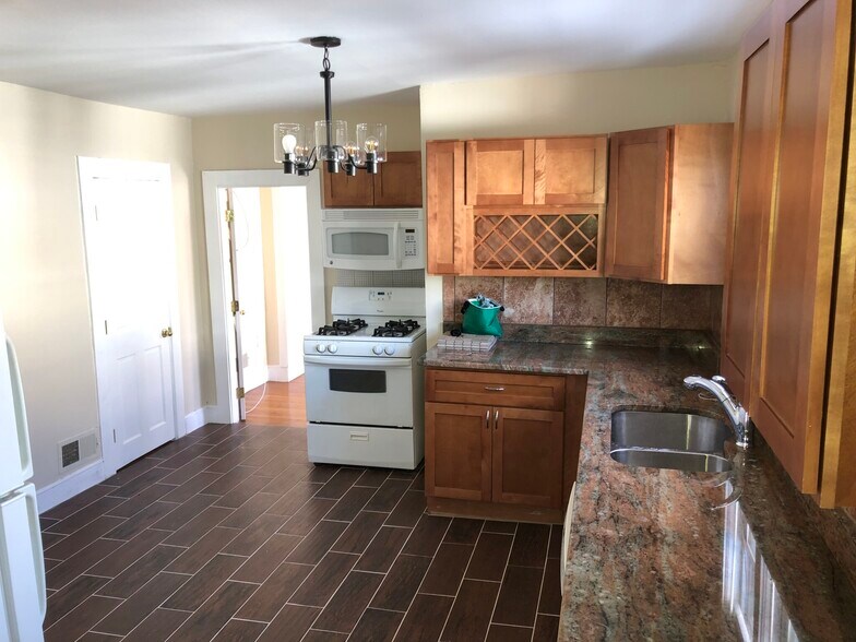 Building Photo - 12 Andrew St