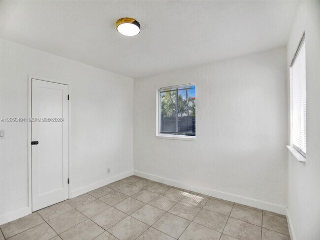 Building Photo - 708 N 20th Ave