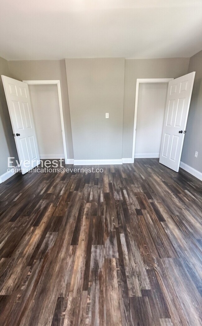 Building Photo - 2 Bed/1 Bath Condo with Modern Amenities / Vouchers Accepted / Available Now!