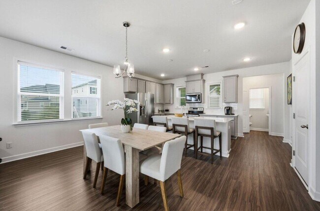 Building Photo - 301 Lanyard St